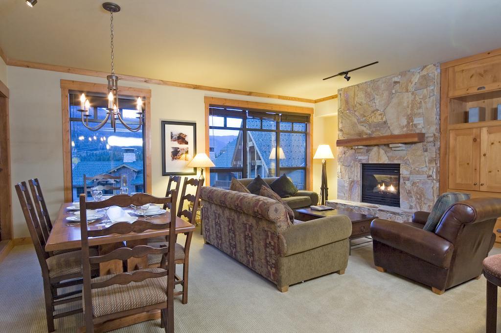 Lodging Ovations Hotell Whistler Eksteriør bilde